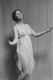 Florence Noyes dancers, between 1915 and 1918. Creator: Arnold Genthe.