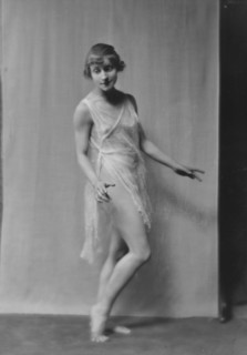 Florence Noyes dancers, between 1915 and 1918. Creator: Arnold Genthe.