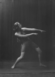 Florence Noyes dancers, between 1915 and 1918. Creator: Arnold Genthe.