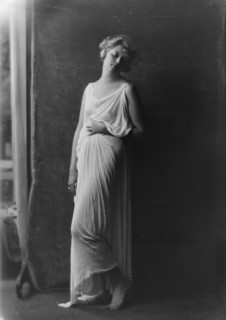 Florence Noyes dancers, between 1915 and 1918. Creator: Arnold Genthe.
