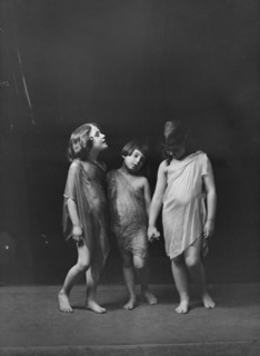 Florence Noyes dancers, between 1915 and 1918. Creator: Arnold Genthe.