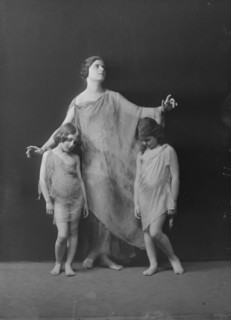 Florence Noyes dancers, between 1915 and 1918. Creator: Arnold Genthe.