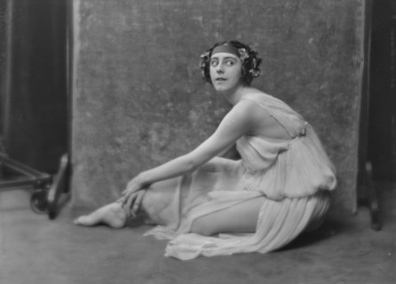 Moore, Dulcie, Miss, portrait photograph, between 1916 and 1918. Creator: Arnold Genthe.