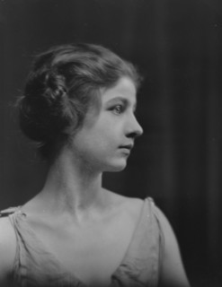 Isadora Duncan dancer, portrait photograph, between 1915 and 1923. Creator: Arnold Genthe.