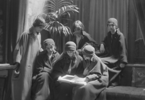 Isadora Duncan dancers, portrait photograph, between 1915 and 1923. Creator: Arnold Genthe.
