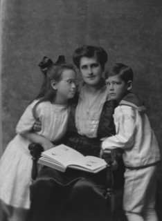 Esberg, A., Mrs., and children, portrait photograph, 1915 Feb. 10. Creator: Arnold Genthe.
