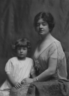 Goddard, Mrs., and children, portrait photograph, between 1912 and 1915. Creator: Arnold Genthe.