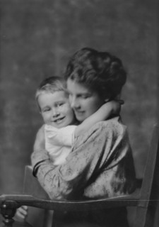 Mehler, A.J., Mrs., and baby, portrait photograph, 1914 Nov. 5. Creator: Arnold Genthe.