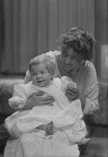 Mitchell, W.C., Mrs., and baby, portrait photograph, 1914 May 22. Creator: Arnold Genthe.