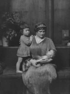 Zogbaum, Mrs., and children, portrait photograph, 1917 Apr. 27. Creator: Arnold Genthe.