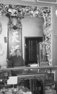 A goldsmith's shop, Chinatown, San Francisco, between 1896 and 1906. Creator: Arnold Genthe.