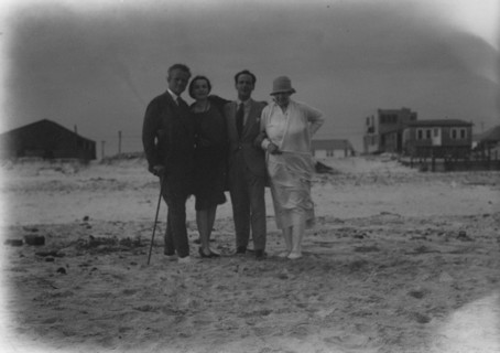 Arnold Genthe with friends in Long Beach, New York, between 1911 and 1942. Creator: Arnold Genthe.