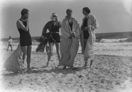 Group of people at Long Beach, New York, between 1896 and 1942. Creator: Arnold Genthe.
