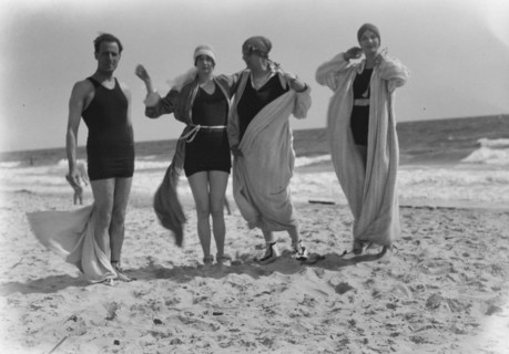 Group of people at Long Beach, New York., between 1896 and 1942. Creator: Arnold Genthe.