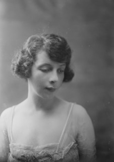 Miss Lorna Mallinson, portrait photograph, 1918 Nov. 15. Creator: Arnold Genthe.