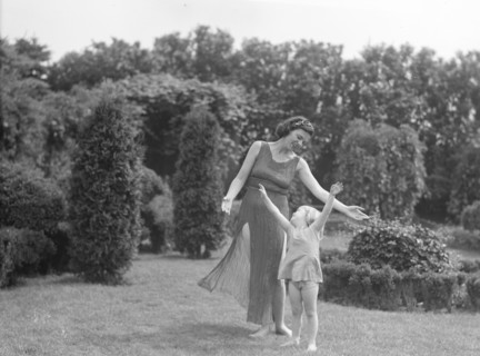 Anita Zahn dancers, between 1911 and 1942. Creator: Arnold Genthe.
