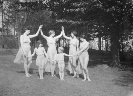 Elizabeth Duncan dancers, between 1916 and 1941. Creator: Arnold Genthe.