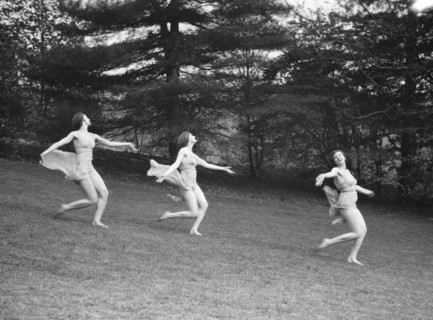 Elizabeth Duncan dancers, between 1916 and 1941. Creator: Arnold Genthe.