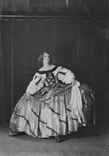 Miss Lindahl, portrait photograph, 1918 Oct. 1. Creator: Arnold Genthe.