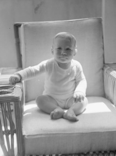 Child of Mrs. Carl Muschenheim, portrait photograph, 1933 Aug. Creator: Arnold Genthe.