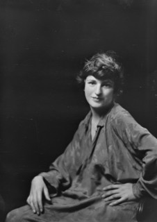 Mrs. L. Stallings, portrait photograph, 1919 May. Creator: Arnold Genthe.