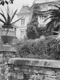 Unidentified building, possibly in Charleston, South Carolina, or New Orleans, between 1920 and 1926 Creator: Arnold Genthe.