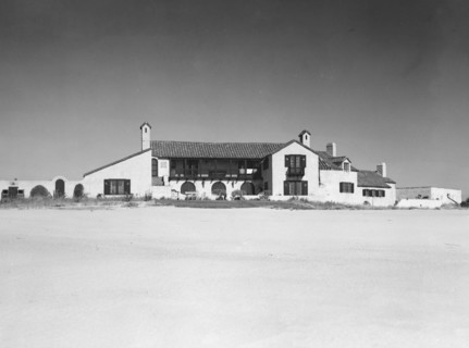 Warner house, between 1911 and 1942. Creator: Arnold Genthe.