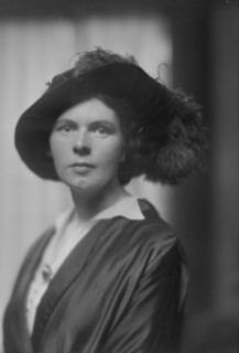 Nelson, Mrs., portrait photograph, 1915 Oct. 11. Creator: Arnold Genthe.