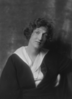 Phipps, Paul, Mrs., portrait photograph, 1914 Apr. or May. Creator: Arnold Genthe.