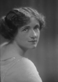 Randell, Mrs., portrait photograph, 1913. Creator: Arnold Genthe.