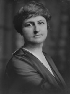 Selden, S.L., Mrs., portrait photograph, 1915. Creator: Arnold Genthe.