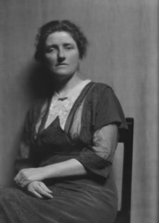 Seymour, H.T., Mrs., portrait photograph, 1913. Creator: Arnold Genthe.