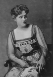 Spear, C.H., Mrs., portrait photograph, 1915 Nov. 26. Creator: Arnold Genthe.