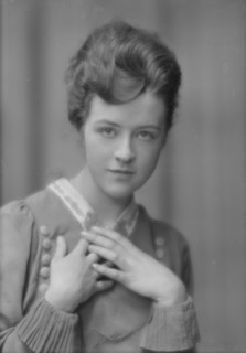 Tanner, Rhoda, Miss (Mrs. Doubleday), portrait photograph, 1915 Mar. 17. Creator: Arnold Genthe.