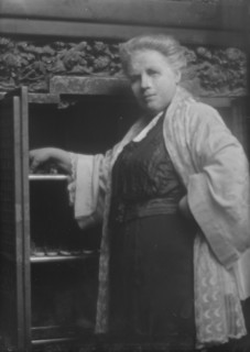 Weisse, Mrs., portrait photograph, 1913 Mar. 28. Creator: Arnold Genthe.
