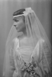 Potter, E.A., Mrs., portrait photograph, 1915 Apr. 5. Creator: Arnold Genthe.