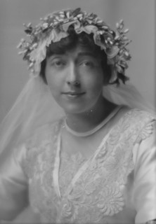 Sampson, R.W., Mrs., portrait photograph, 1914 Nov. 13. Creator: Arnold Genthe.