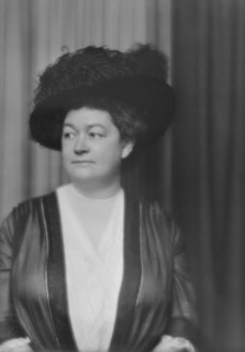 Urchs, Ernst, Mrs., portrait photograph, 1913. Creator: Arnold Genthe.