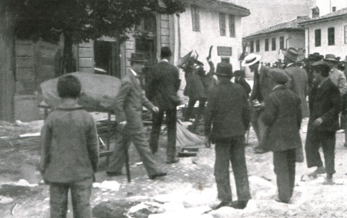 'Sarajevo, Les maisons et magasins serbes sont saccages', 1914. Creator: Walter Tausch.