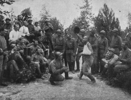 'Les debuts des troupes Russes sur le front Francais de Champagne; Un blesse leger, 1916. Creator: Unknown.