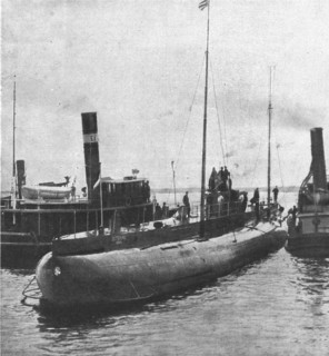 'Le "Deutschland"; le submersible allemand "Deutschland" dans la baie de Chesapeake', 1916. Creator: Unknown.