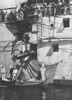 'La flotte Francaise en orient; Une torpille repechee est rentree par un sabord', 1916. Creator: Unknown.