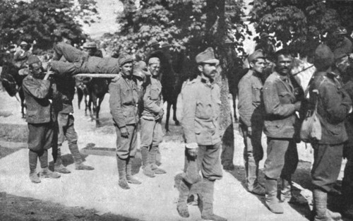 'Les Italiens a Gorizia; soldats et blesses autrichiens sortent, pour se rendre, des maisons..., 191 Creator: Unknown.