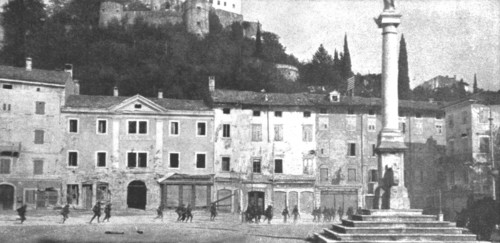 'Les Italiens a Gorizia; Les troupes italiennes passent en courant sur la Piazza Grande', 1916. Creator: Unknown.