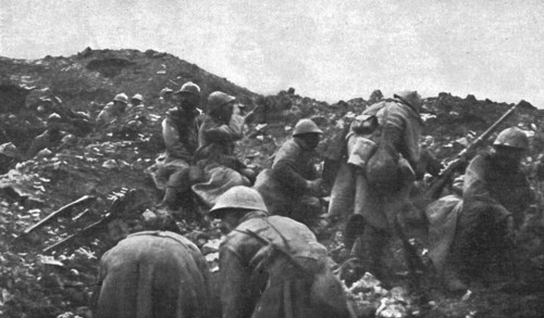 'Les deux batailles: Verdun et la Somme; Distribution de cartouches aux hommes', 1916. Creator: Unknown.