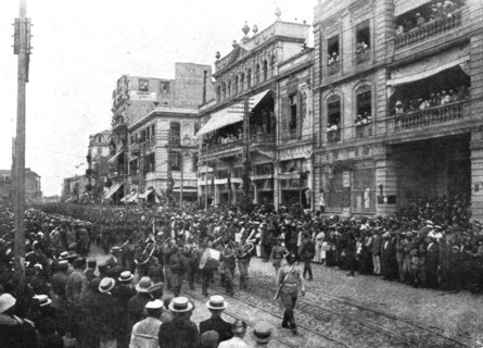 'Les allies a Salonique; L'arrivee des Russes: les troupes traversant Salonique en fete', 1916. Creator: Unknown.