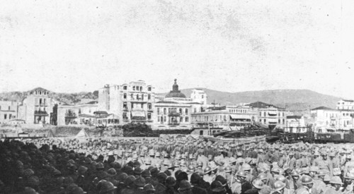 'Les allies a Salonique; L'arrivee des italiens: les troupes italiennes massees sur le mole', 191 Creator: Unknown.