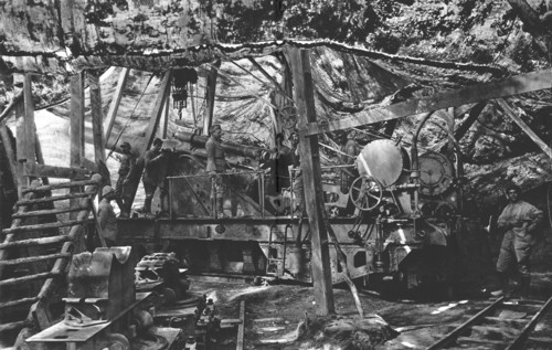 'Les nouveaux decors de la guerre: canon de 240 camoufle', 1916. Creator: Unknown.