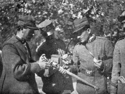 'La grande attaque du Carso (aout 1916); Officiers italiens examinant une massue autrichienne', 1916 Creator: Unknown.