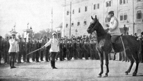 'Un mouvement national a Salonique; Le capitaine grec Sarris annoncant la constitution', 1916. Creator: Unknown.